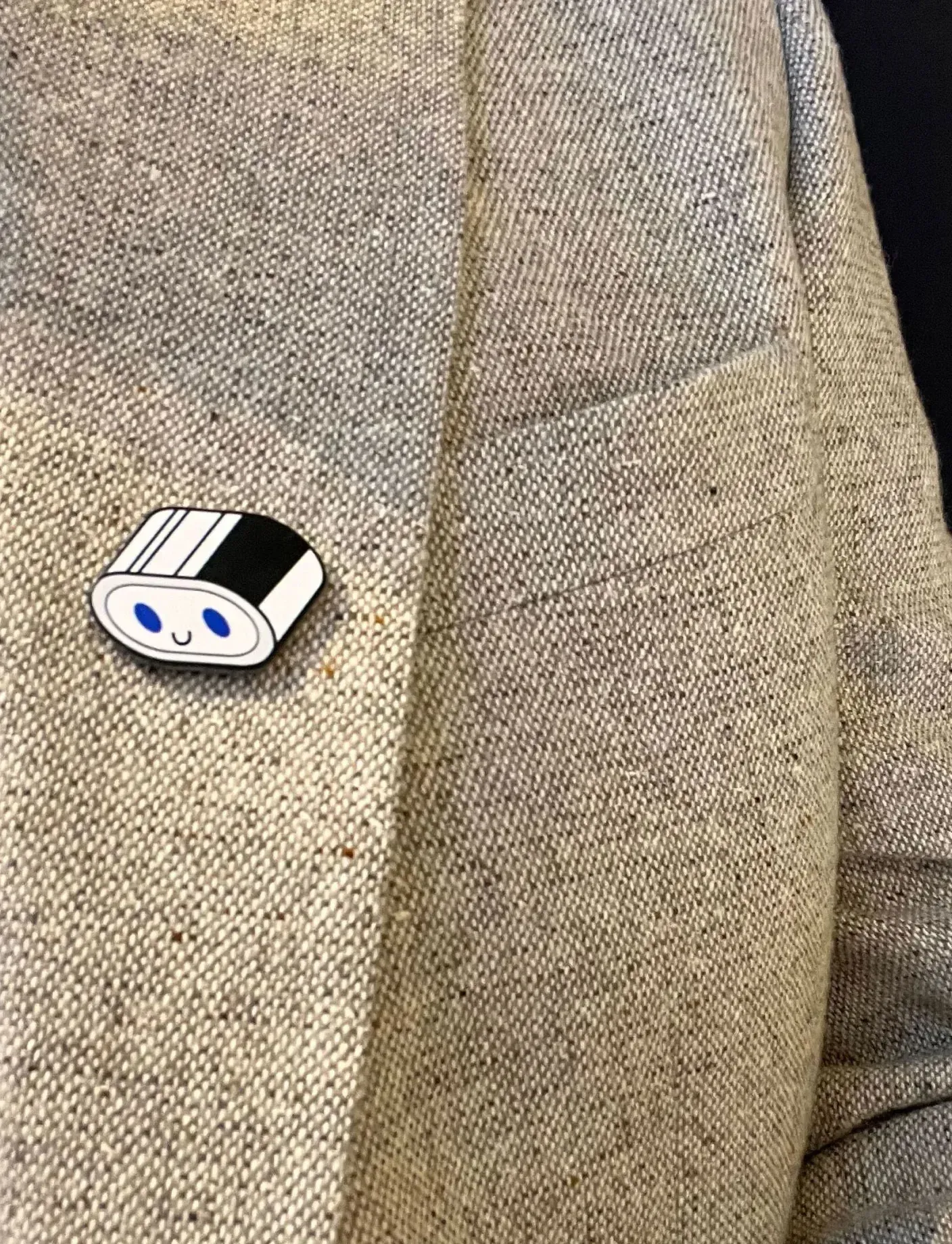 Bo, botim’s AI assistant character, on a colourful pin graphic.